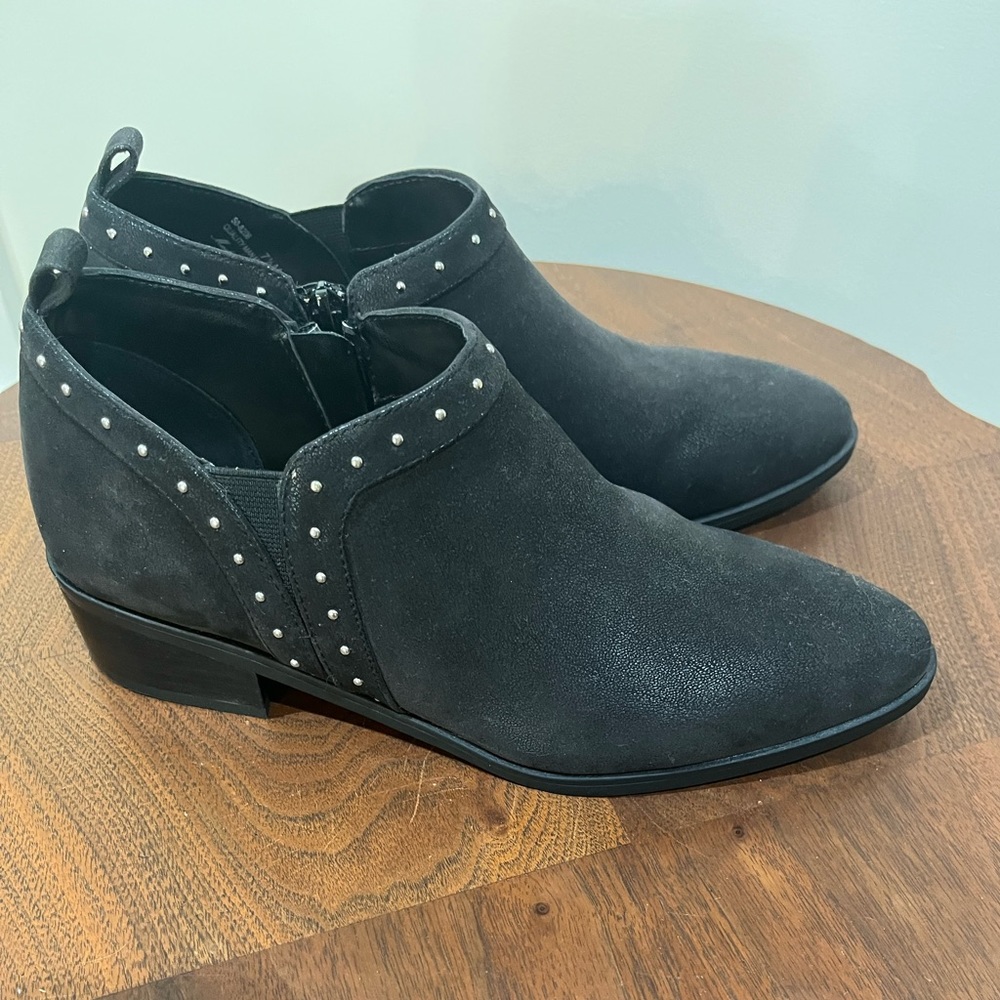 Bella Vita Women's Lorraine suede stud ankle boots. Size 7.5 Never Worn.